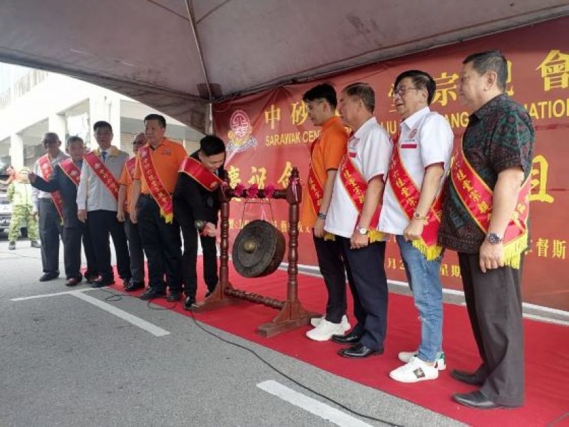 拿督斯里张庆信部长代表丁福营（右5）在江宗兴（右6）等人陪同下为中砂六桂堂宗亲会新会所开幕及祭祖盛典主持鸣罗仪式；右2起为大马六桂堂宗亲总会前会长洪细弟及现任会长洪平进等人。