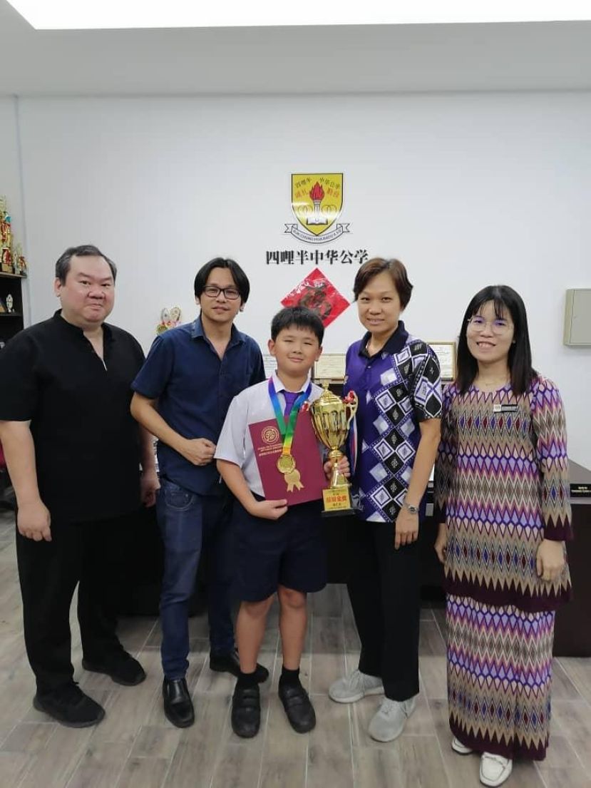 古晋四哩半中华小学陈乙乐同学勇夺「2025全球儿童及青少年鼓手大赛」超级金奖