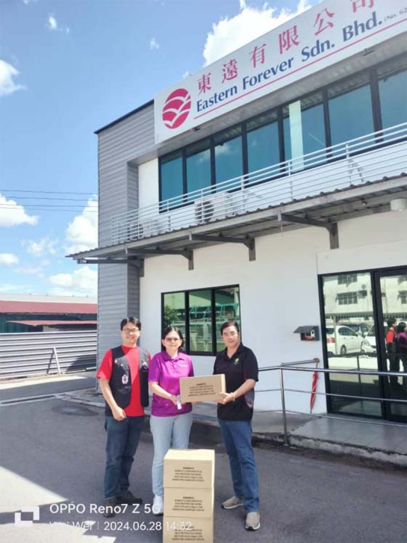 Universal Robina Munchy&rsquo;s代表移交赞助礼品予（右）漳泉青代表黄伟评，（左）华青福利组代表楊敏資。