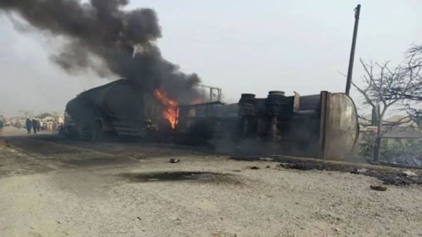 尼日利亚再次发生油罐车翻覆爆炸意外。（档案照）
