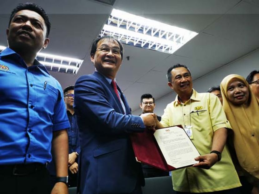 联邦工程部部长巴鲁比安（左二）移交接管泛婆大道合约予砂拉越工程局局局长祖莱米（右二）。