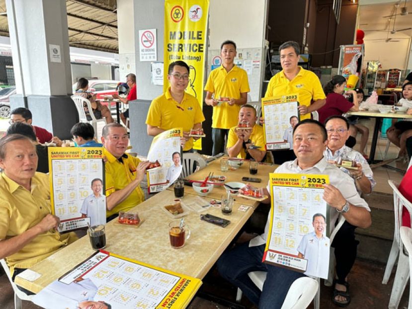 人联党巴都林当青年团与社区领袖在区上设置流动服务柜台以及派送年糕