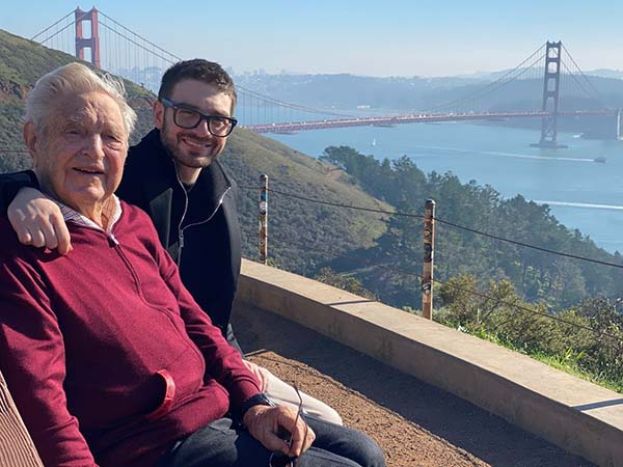 ●索罗斯与儿子亚历山大长年资助左派与推动社会进步。