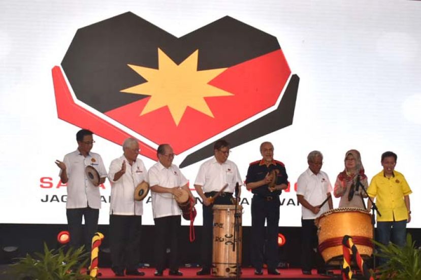 砂首长拿督巴丁宜阿邦佐哈里（左四）为“我爱我的砂拉越”主持推展礼。