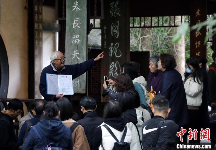 拿着自制的&ldquo;手卡&rdquo;讲解。