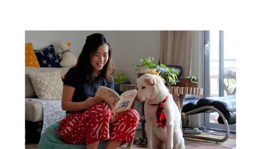 乡村画家李香兰认为动物比人类更了解生命，从它们身上学到很多生活哲学。爱犬以撒无论阴晴都宠辱不惊，道行非常高。