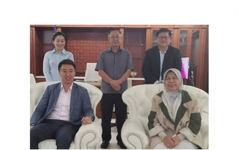 前排左为孙伟瑄和祖莱达(右)。