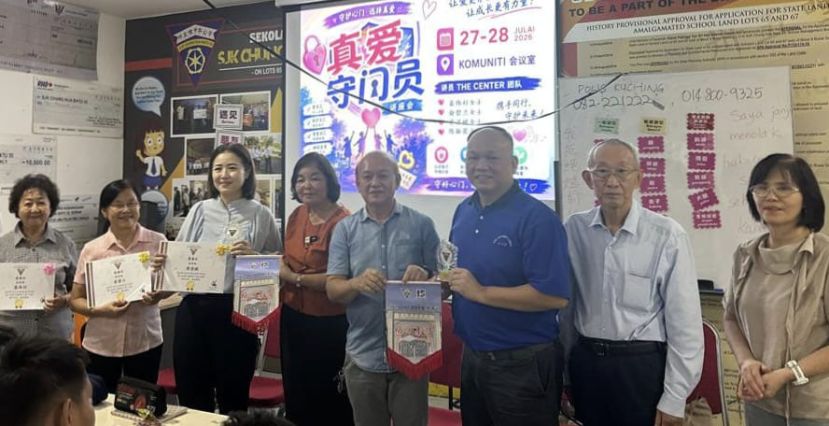 My Centre 导师蓝伟杉（ 左3起   ）、校长蔡惠秋、校董会主席本固鲁李开喜、打叻卫理颂恩堂主理牧师蔡常业、会友领袖田汭翰。