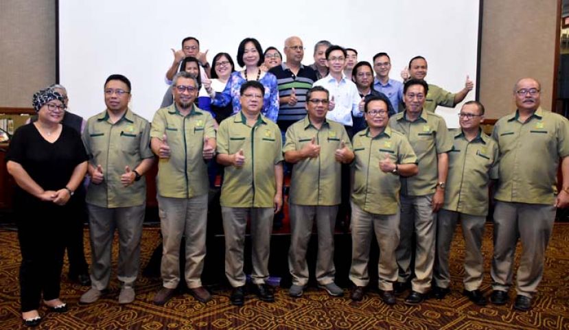 图：砂拉越森林企业机构首席执行员祖基比里（前排左五）与出席午宴的媒体合照。