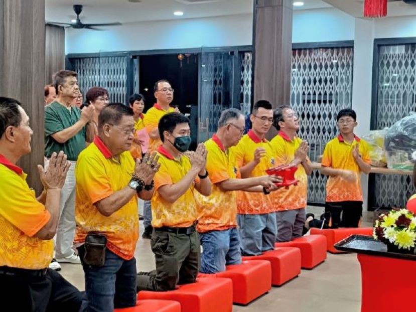 济兴善社社长陈瑞兴（左4）与德生庆孔子师尊诞与柳元阳师尊诞膜拜。