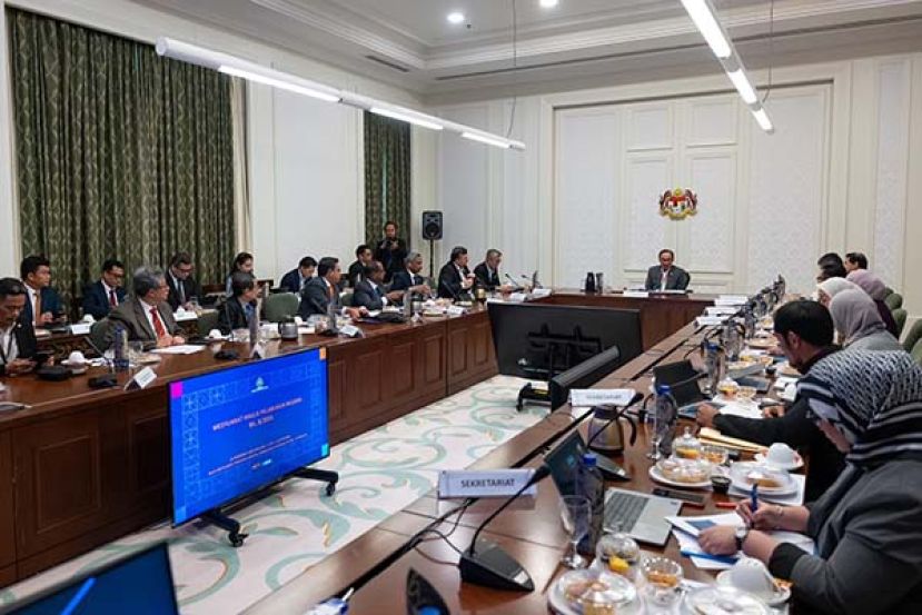 ●首相安华主持国家投资理事会会议。