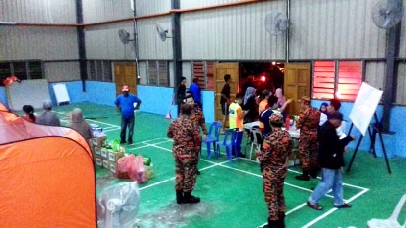 图：水灾疏散中心漏夜开放安顿灾黎。