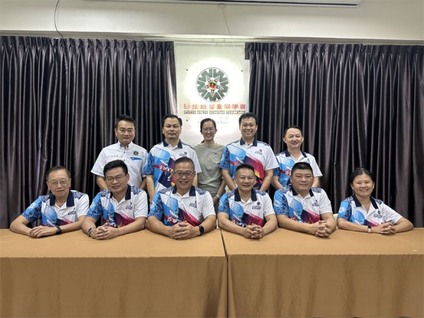 筹委成员大合照 前排左起筹委黄云华丶顾问吴俚葙丶筹委主席李金俊丶大会主席温德新丶副主席田志武丶秘书袁明玉 後排左起筹委林讯标丶林敏翔丶蔡蒨霓丶蔡耀灿丶财政蔡慧星。