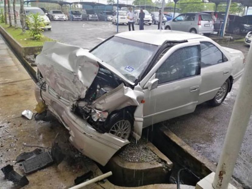 轿车猛撞医院墙壁严重毁坏。