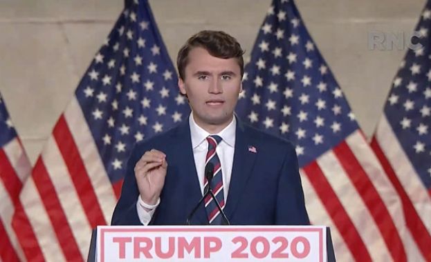 被视为特朗普战友的美国保守派政治评论员柯克，在犹他谷大学演讲时遭狙击身亡。