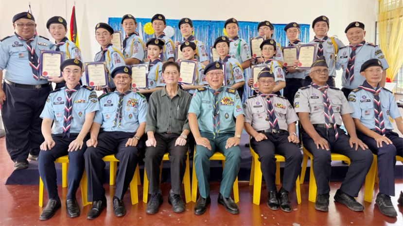 左起砂州童军助理总监林御武，砂州空童军顾问再努订机长，圣约瑟私立中学校长杨校长，砂州童军总监林文明律师，砂州童军副总监梅多迪乌斯，砂州童军副总监亚迪曼，砂州空童军秘书处总监林俞良。