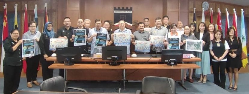 前排左6起为古晋南市副市长再迪、市长黄鸿圣以及市议 员等，展示&ldquo;熄灯一小时&rdquo;&ldquo;无车日&rdquo;宣传海报时影。