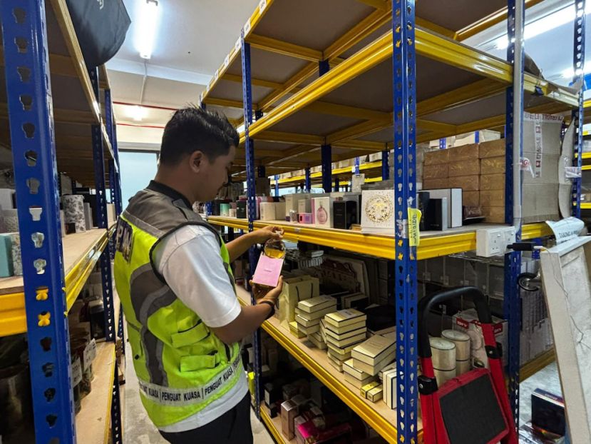 内贸局突击2店 起获价值143万 香水和护肤霜赝品