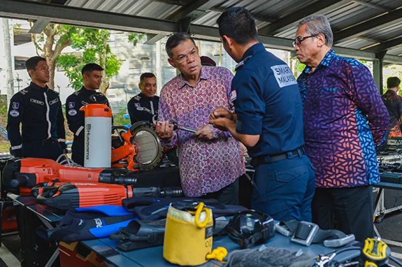 内政部长拿督斯里赛夫丁今日两宗失踪案件的总检察署官员会面