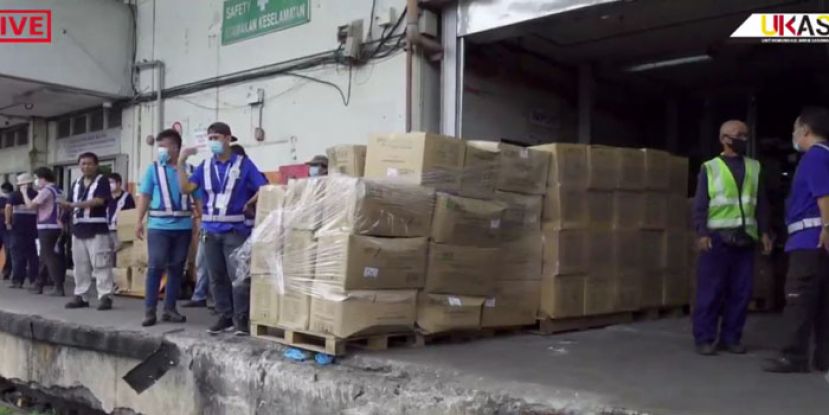 砂采购56公吨的医疗物资运抵古晋。