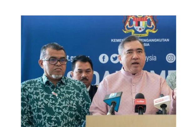 交通部长陆兆福(右)向媒体发表谈话，左为副部长哈斯波拉。