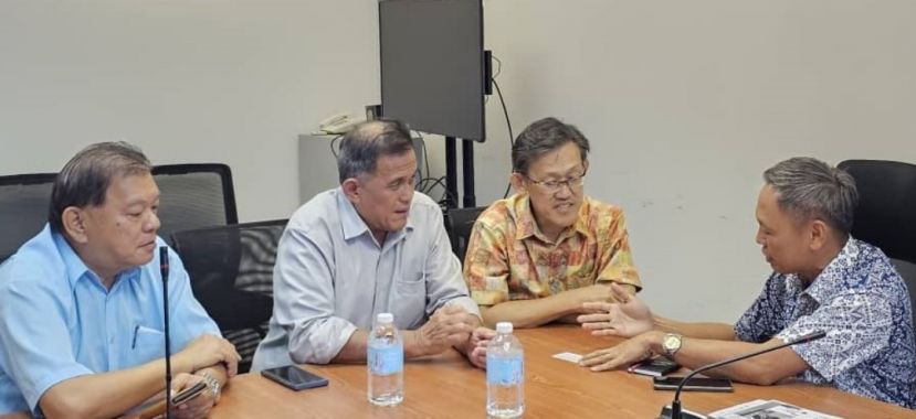社险砂局长陈邦正（右起）向薛华东，筹办非盈利洗肾中心圣志社负责人黄毓才律师及筹委陈中兴作社险索赔程序讲解。