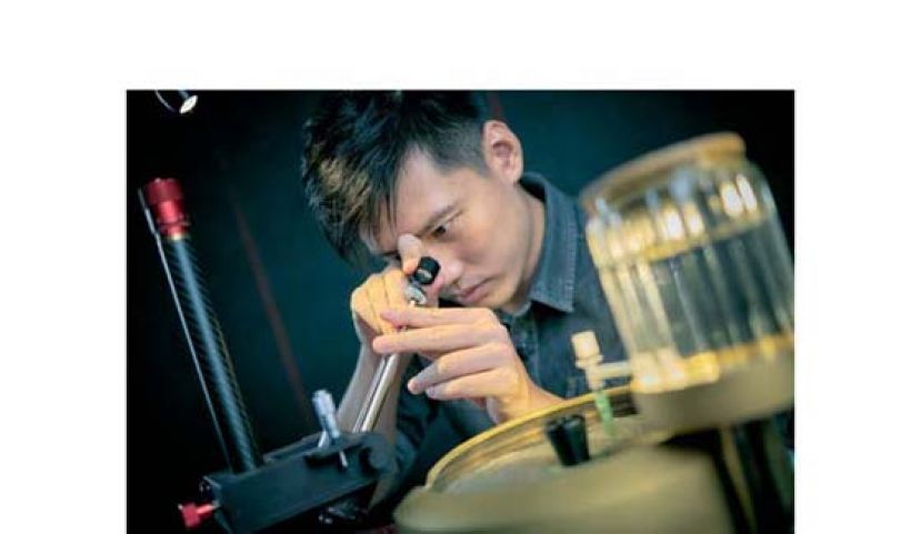 马启智（Tommy）学习切磨的时间其实不长，2019年辞职后赴台湾专心学习切磨技术，他认为切磨这样细微的技艺适合追求完美至近强迫症的自己。切磨第一颗宝石时仅用了50小时，比其他学生快了近一倍的时间，因而得到老师赏识。