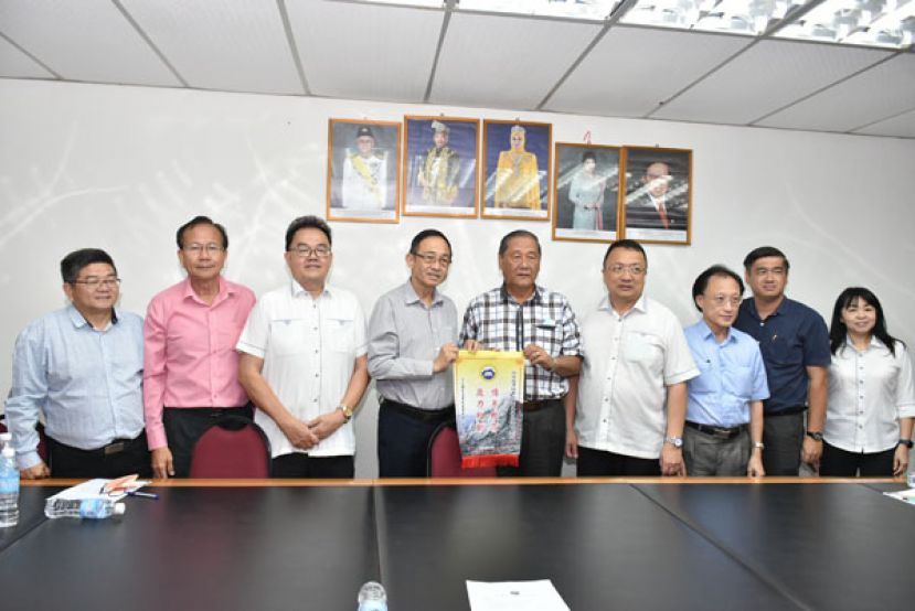 沙巴国民型华校董事联合总会主席林克光（左四）移交纪念锦旗予砂拉越津贴华小董事联合总会主席拿督包章文（右五）；左起为沙巴国民型华校董事联合总会华文主任陈俊豪 ，署理会长拿督罗锦棠、砂拉越津贴华小董事联合总会副会长田松茂，右起为砂拉越津贴华小董事联合总会理事罗绍凤、副财政许礼美、沙巴国民型华校董事联合总会秘书长钟万强和砂拉越津贴华小董事联合总会秘书长拿督蔡文铎。