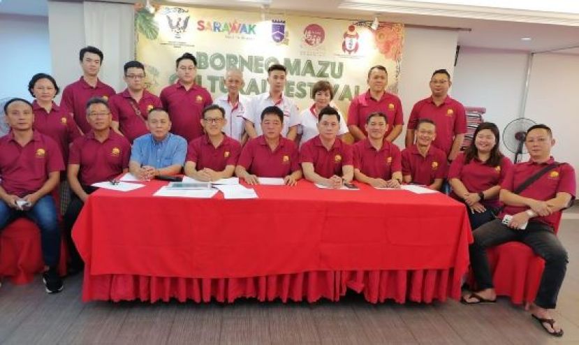 前排左起为神事组主任洪明福、顾问刘添闹、甲必丹林传政以及总策划薛华东。右起为财政吴元祥、 副秘书官怡颖、副财政林树忠、秘书黄祥霖、筹委会主席马可倧以及文化节主席许义华。