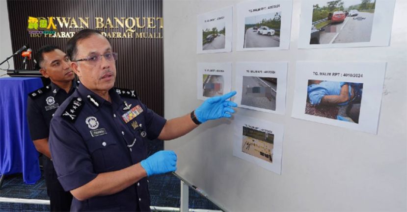 祖卡菲里（左2）展示歼灭匪徒现场的照片；左为莫哈末哈斯尼。