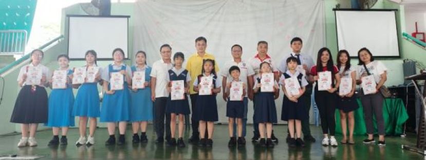 获奖学生和主宾等合影。