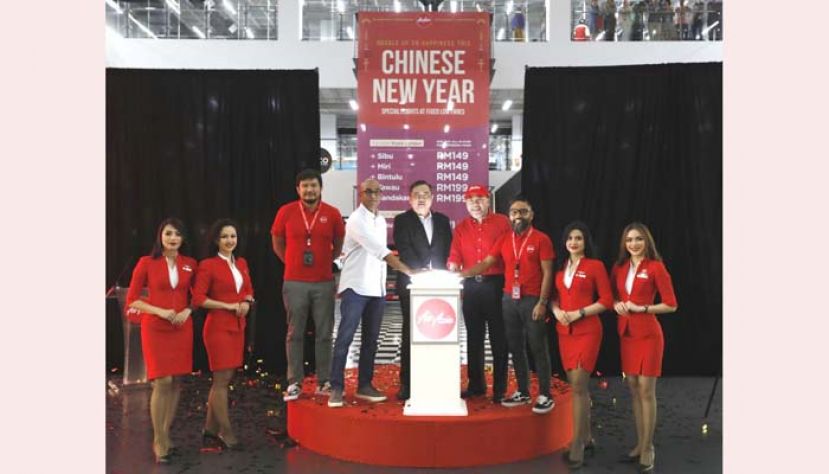 交通部长陆兆福（右五）为“农历新年特别深夜航班”主持推介，让游子能够以廉宜的价格回乡过年。