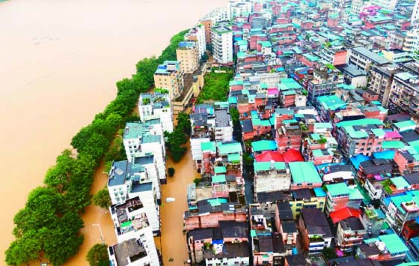 广西暴雨成灾，柳州市区沿河低洼地段一片汪洋。