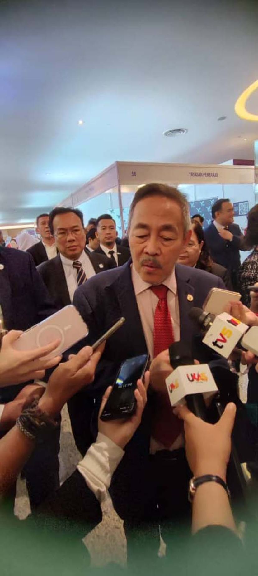 砂拉越教育、创新与人才发展部部长拿督斯里罗伦沙加向媒体发表谈话时摄。