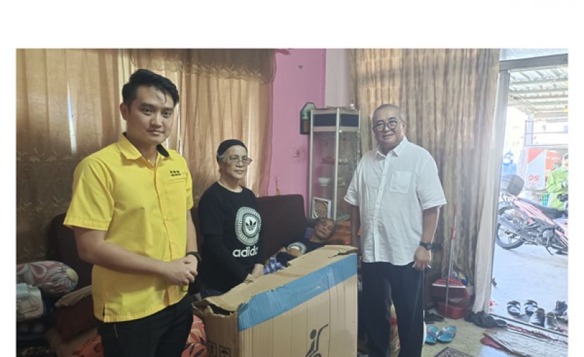 退休公务员跌到而伤及脊椎骨导致下半身无力 俞小珊赞助一台轮椅