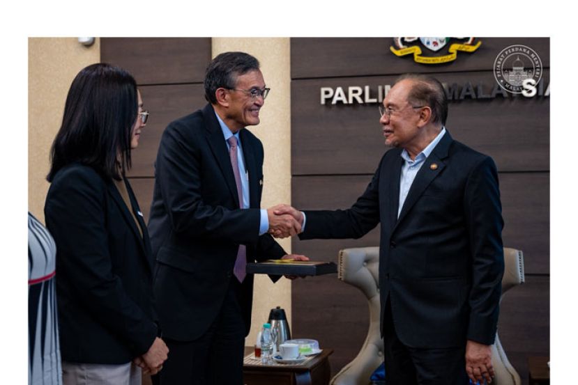 首相安华与英特尔总执行长陈立武握手。