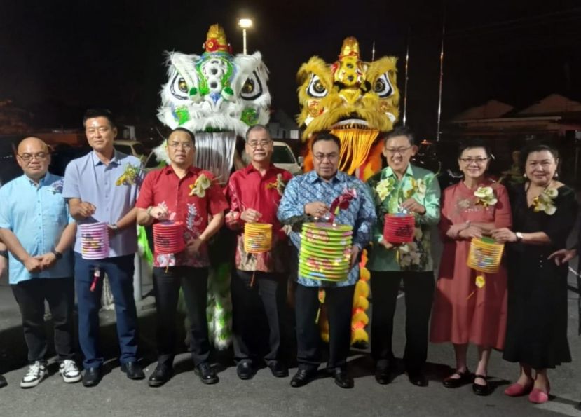 甲必丹何月明（右起）、甲必丹蔡枂蓉与古晋盐材港睦邻守望委员会会长薛华东迎接主宾北市市长希尔米到该会所办中秋之夜现场。左5为郑文新及筹委主席黄维晟（右7起）、黄昭信市议员。