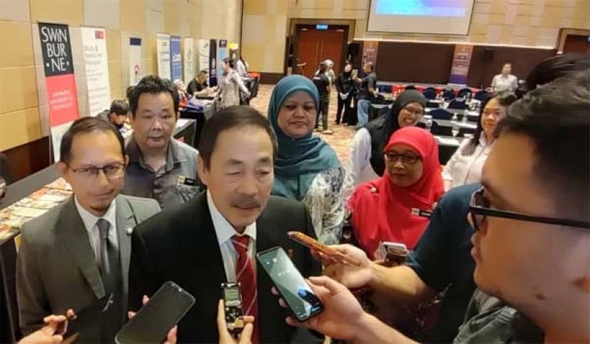 砂教育、创新与人才发展部长拿督斯里罗兰沙加向媒体发布谈话时摄。