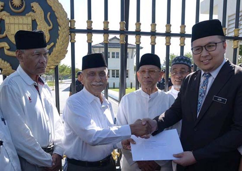 敦韩聂夫(左2)将备忘录呈交给国家元首高级机要秘书纳晋阿林(右1)，左1是丹斯里慕沙哈山和国会上议院前主席丹斯里阿布扎哈(右2)。