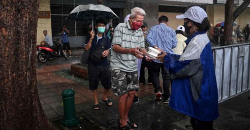 泰国通货膨胀于8月加速升温至14年新高。图为领免费餐食的曼谷民众。