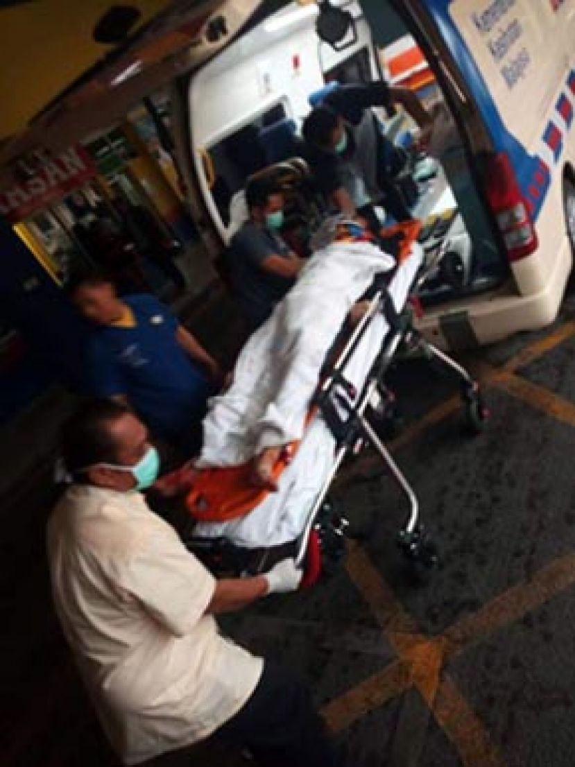 重伤骑士送抵医院急诊部抢救。