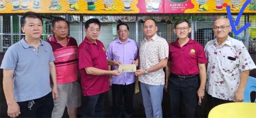 许义华（左3起）移交首届婆罗洲妈祖文化节活动邀请函予天猛公拿督陈如飞、拿督龚财兴；右起为田云华、薛华东等人。