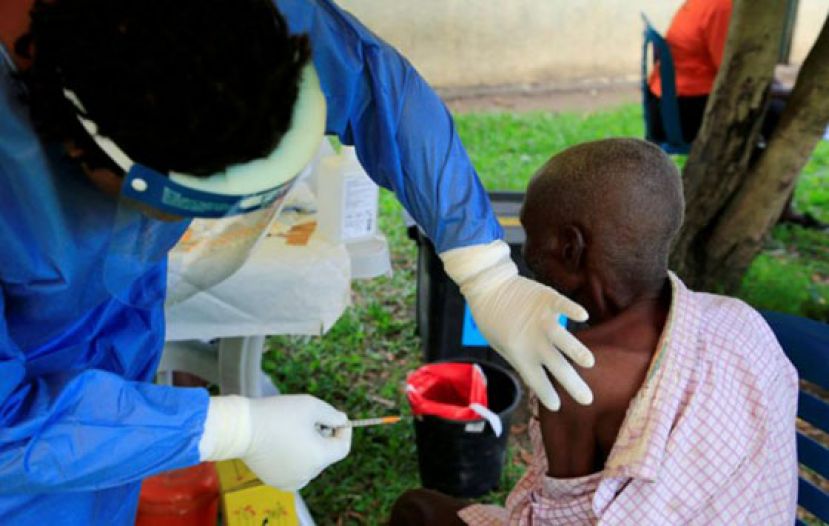 乌干达医护人员为人民接种疫苗。