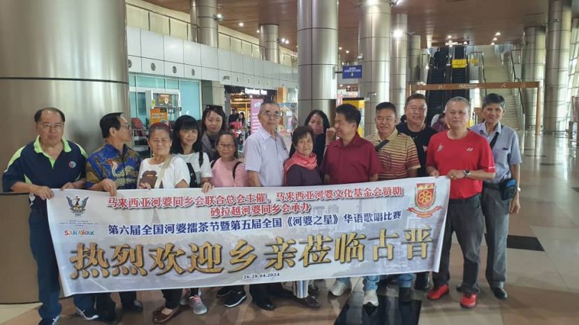 新加坡河婆乡亲抵达古晋。