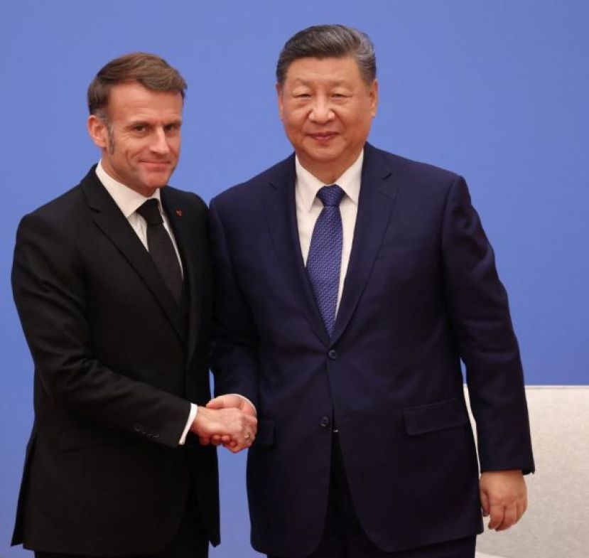 马克龙（左）4日与习近平在北京出席第7届中法贸易全国委员会正式会议期间握手。