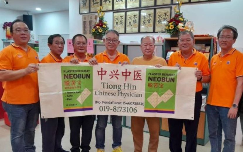 济兴善社社长陈瑞兴（左4）为该社将在本周六到原住民社区布施及中医义诊施医赠药授旗礼。左起是林庆鸿、陈威溱、罗炎贤；右起为杨德福、陈中兴医师、砂同心善堂主席黄国远。