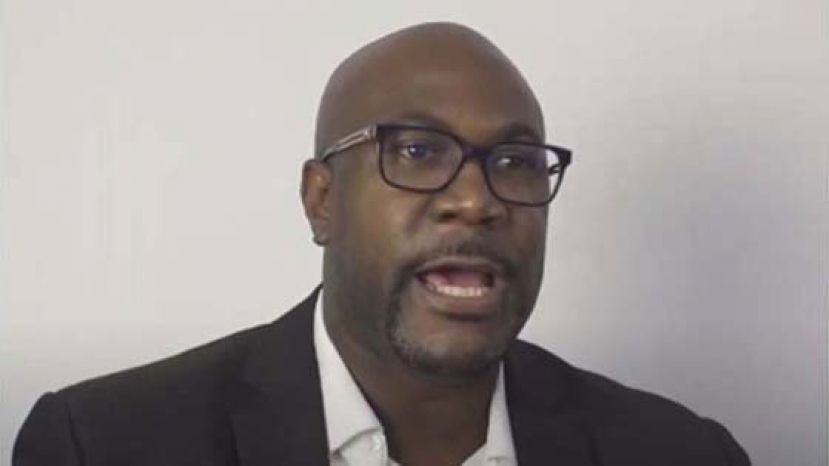 菲隆尼斯以视像形式出席紧急辩论。