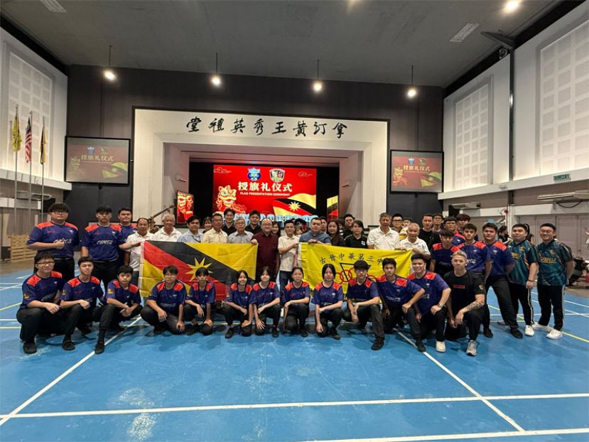 左四起为三中醒狮团副团长田玄昌，校董杜亚坡，左六为该会会长刘添闹，署理会长郑李金春，赞助人拿督刘思乐。右六起为醒狮团团长陈挺辉，校董罗国华与所有赞助人，该会理事，教练，及参赛学生一同于授旗仪式合影。