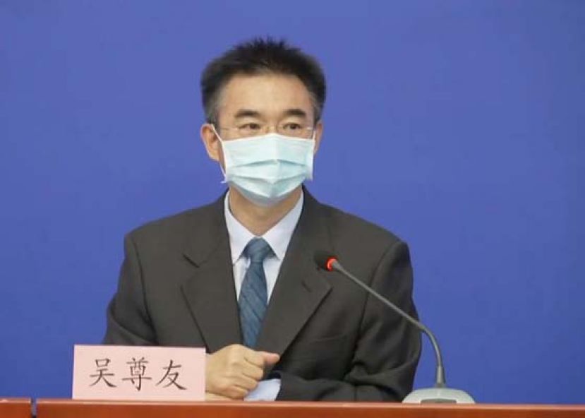 中国疾控中心流行病学首席专家吴尊友出席记者会时对外发言。