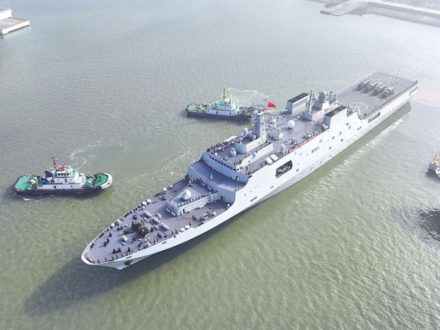 中国井冈山舰驶离军港，前来参加“和平友谊-2025”联演。